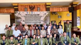 Mahasiswa UPN Veteran Jatim Perkuat Edukasi Lingkungan di Segorotambak, Limbah Plastik Disulap Jadi Eco Paving Block untuk Dukung SDGs