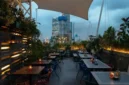 Awan Lounge Jakarta, Rooftop Bar dengan Panorama Kota dan Asian Tapas yang Berkesan