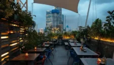 Awan Lounge Jakarta, Rooftop Bar dengan Panorama Kota dan Asian Tapas yang Berkesan