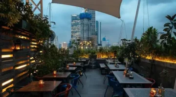 Awan Lounge Jakarta, Rooftop Bar dengan Panorama Kota dan Asian Tapas yang Berkesan