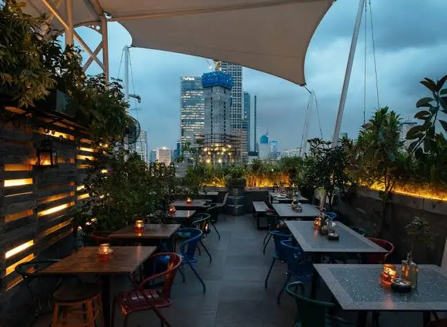 Awan Lounge Jakarta, Rooftop Bar dengan Panorama Kota dan Asian Tapas yang Berkesan