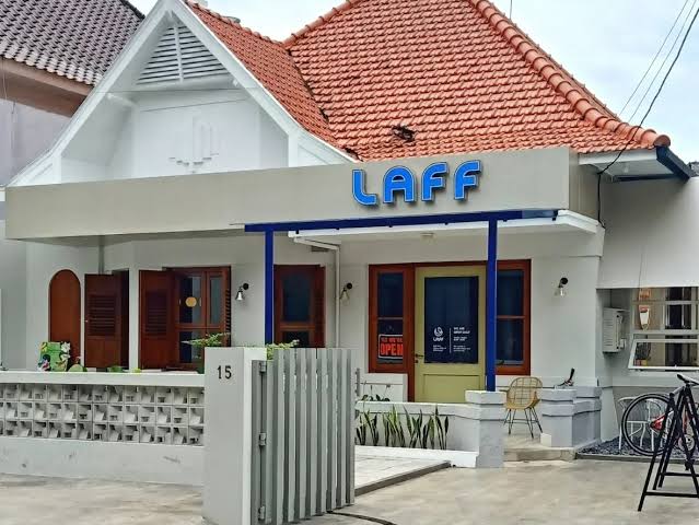Kenali Laff Coffee Malang, coffee shop bergaya heritage dengan suasana nyaman, menu kopi spesial, pastry, dan tempat ideal untuk bekerja.