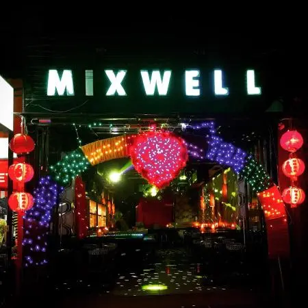 Mixwell Bar Seminyak, Ikon Cabaret Drag Show dan Nightlife Legendaris di Bali