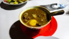 Pallubasa Serigala: Kuliner Legendaris Makassar Sejak 1986 dengan Kuah Kelapa Sangrai Khas
