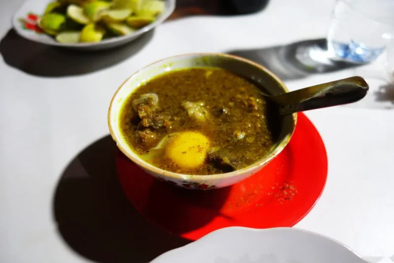 Pallubasa Serigala: Kuliner Legendaris Makassar Sejak 1986 dengan Kuah Kelapa Sangrai Khas