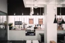 Suasana nyaman Labore Coffee Eatery Malang dengan desain modern untuk nongkrong dan bekerja.