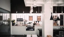 Suasana nyaman Labore Coffee Eatery Malang dengan desain modern untuk nongkrong dan bekerja.