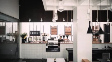 Suasana nyaman Labore Coffee Eatery Malang dengan desain modern untuk nongkrong dan bekerja.