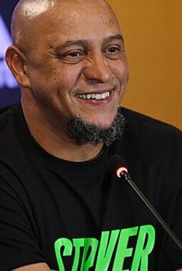 Apakah Roberto Carlos Mualaf? Ini Fakta dan Klarifikasi Sang Legenda Brasil