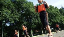 Bagaimana Cara yang Praktis untuk Melestarikan Tradisi Egrang Batok di Sekolah