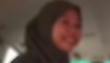 Berjilbab Mesum di Dalam Mobil