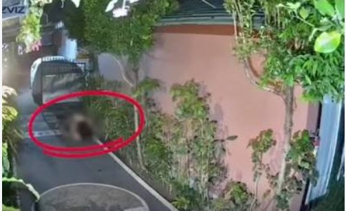 Mesum Orang Asing di Depan Rumah Warga