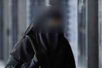 Wanita Bercadar Mesum di Tempat Umum Bersama Pria