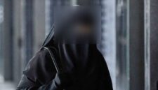 Wanita Bercadar Mesum di Tempat Umum Bersama Pria