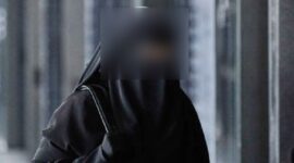 Wanita Bercadar Mesum di Tempat Umum Bersama Pria