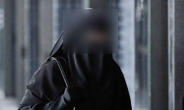 Wanita Bercadar Mesum di Tempat Umum Bersama Pria