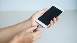 Cara Memperbaiki Charger HP yang Tidak Masuk