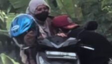 Pria Paruh Baya Berbuat Mesum dengan Wanita Diatas Motor di Pinggir Jalan 