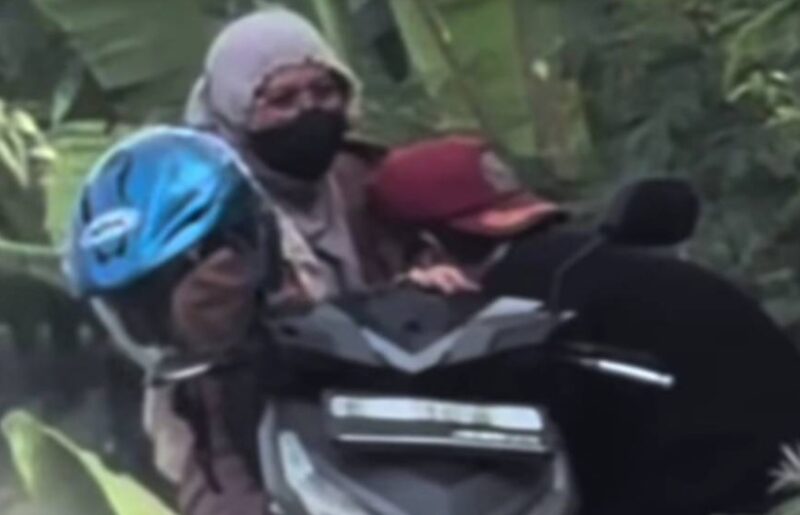 Pria Paruh Baya Berbuat Mesum dengan Wanita Diatas Motor di Pinggir Jalan