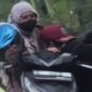 Pria Paruh Baya Berbuat Mesum dengan Wanita Diatas Motor di Pinggir Jalan 